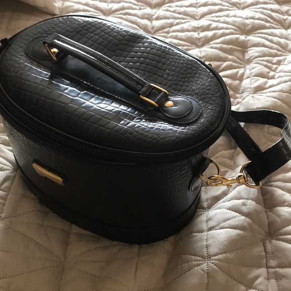 Pierre Balmain Vintage Travel Makeup bag/ strap - Picture 4 of 4